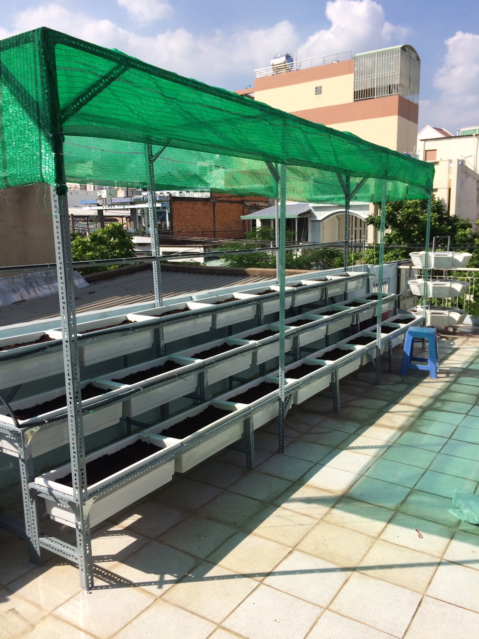 Thiết kế mô hình trồng rau trên sân thượng có mái che giá rẻ tại tphcm Thiết kế mô hình trồng rau trên sân thượng có mái che giá rẻ tại tphcm