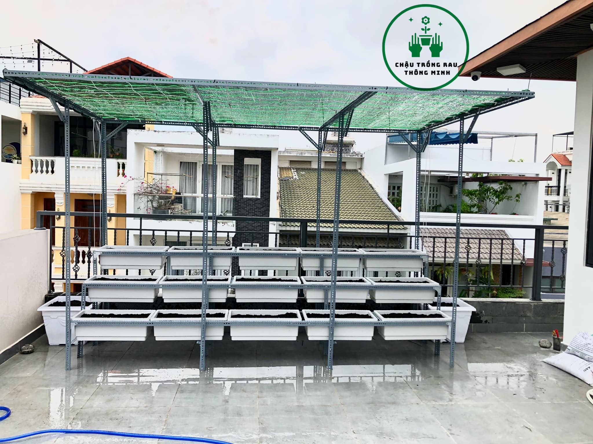 Mô hình trồng rau sân thượng, Giàn kệ sắt V trồng rau có mái che tại Hóc Môn Mô hình trồng rau sân thượng, Giàn kệ sắt V trồng rau có mái che tại Hóc Môn