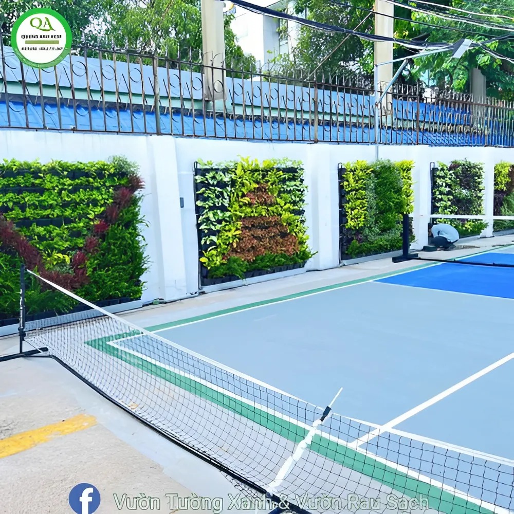 Mát Mắt Với Vườn Tường Đứng Ngoài Trời Cạnh Hồ Bơi và Sân Tennis Mát Mắt Với Vườn Tường Đứng Ngoài Trời Cạnh Hồ Bơi và Sân Tennis